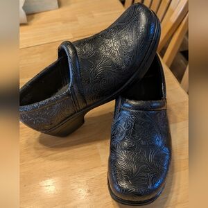 Yuu Bethanee Black Embossed Clogs. Size 10